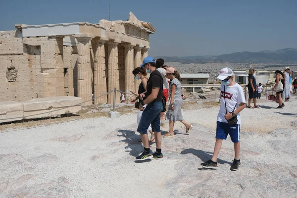 Touristen Mit Gesichtsmaske Stehen Vor Dem Parthenon Tempel Als Die — Stockfoto
