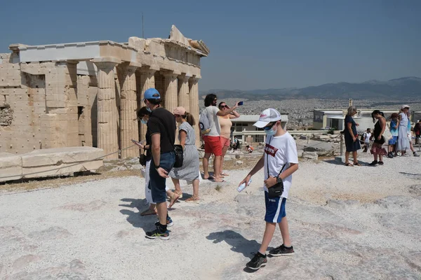 Touristen Mit Gesichtsmaske Stehen Vor Dem Parthenon Tempel Als Die — Stockfoto