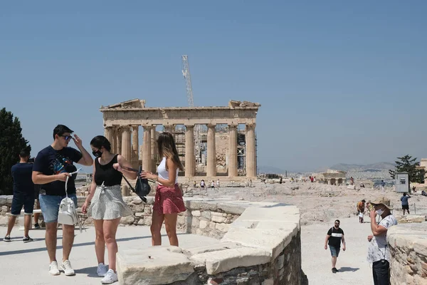 Touristen Mit Gesichtsmaske Stehen Vor Dem Parthenon Tempel Als Die — Stockfoto