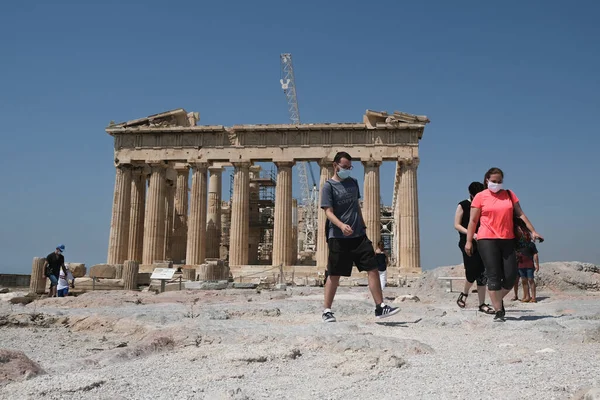 Touristen Mit Gesichtsmaske Stehen Vor Dem Parthenon Tempel Als Die — Stockfoto