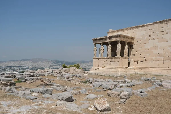 Los Visitantes Paran Frente Las Estatuas Cariátidas Que Sostienen Porche — Foto de Stock