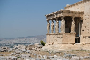 Milattan önce 5. yüzyılın verandasını destekleyen Caryatid heykellerinin önünde ziyaretçiler duruyor. Echtheion Tapınağı, Atina Akropolis Tepesi, Yunanistan, 5 Ağustos 2020