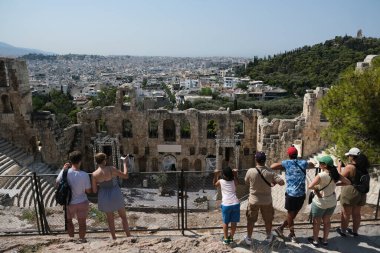 Turistler 5 Ağustos 2020 'de Atina, Atina' daki Herodes Atticus Odeonunu ziyaret ettiler. Herodes Atticus Odeonu, Atina 'nın güneybatı yamacında yer alan bir taş tiyatro yapısıdır.