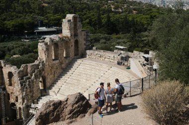 Turistler 5 Ağustos 2020 'de Atina, Atina' daki Herodes Atticus Odeonunu ziyaret ettiler. Herodes Atticus Odeonu, Atina 'nın güneybatı yamacında yer alan bir taş tiyatro yapısıdır.