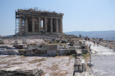 Parthenon, Atina, Yunanistan, 5 Ağustos 2020 'de güneşli bir günde Akropolis Tepesi' nde kaldı