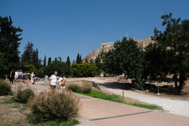 Turistler, Yunanistan 'ın Atina kentindeki Akropol tepesini 5 Ağustos 2020' de ziyaret ettiler.
