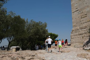 Turistler, Yunanistan 'ın Atina kentindeki Akropol tepesini 5 Ağustos 2020' de ziyaret ettiler.