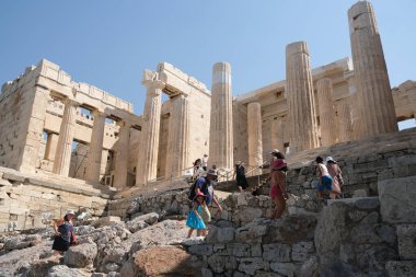 Turistler, Yunanistan 'ın Atina kentindeki Akropol tepesini 5 Ağustos 2020' de ziyaret ettiler.