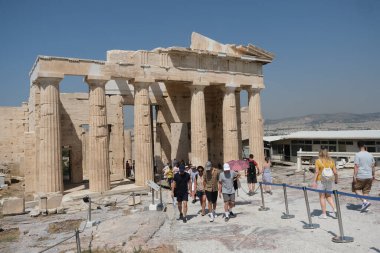Turistler, Yunanistan 'ın Atina kentindeki Akropol tepesini 5 Ağustos 2020' de ziyaret ettiler.