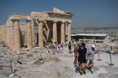 Turistler, Yunanistan 'ın Atina kentindeki Akropol tepesini 5 Ağustos 2020' de ziyaret ettiler.