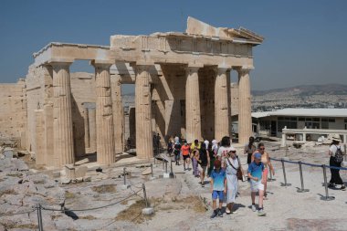 Turistler, Yunanistan 'ın Atina kentindeki Akropol tepesini 5 Ağustos 2020' de ziyaret ettiler.