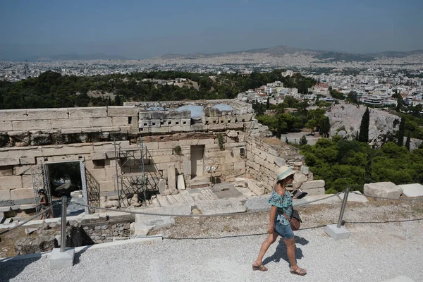 Los Turistas Visitan Colina Acrópolis Atenas Grecia Agosto 2020 — Foto de Stock