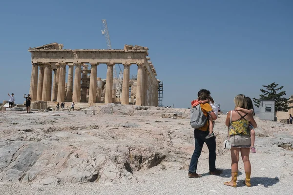 Τουρίστες Επισκέπτονται Τον Λόφο Της Ακρόπολης Στην Αθήνα Στις Αυγούστου — Φωτογραφία Αρχείου