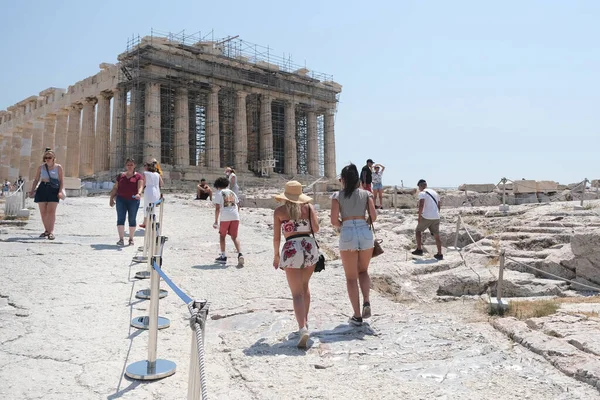 Turister Besöker Akropolis Kulle Aten Grekland Den Augusti 2020 — Stockfoto