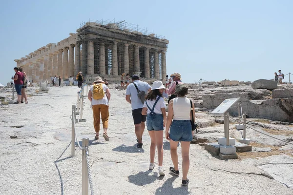 Τουρίστες Επισκέπτονται Τον Λόφο Της Ακρόπολης Στην Αθήνα Στις Αυγούστου — Φωτογραφία Αρχείου