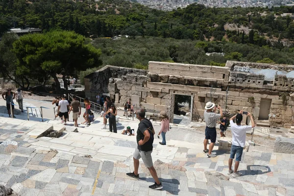 Los Turistas Visitan Colina Acrópolis Atenas Grecia Agosto 2020 — Foto de Stock