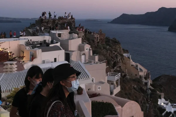 Gente Llega Para Observar Puesta Sol Desde Castillo Oia Tras —  Fotos de Stock