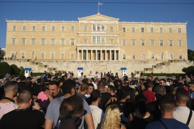 Yunanistan 'ın başkenti Atina' da 24 Ağustos 2020 'de meydana gelen koronavirüs hastalığının (COVID-19) yayılmasına yönelik kısıtlayıcı tedbirlere karşı, gece kulüpleri ve barlardaki mal sahibi ve işçilerin protestosu.