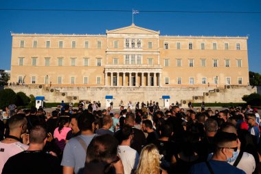 Yunanistan 'ın başkenti Atina' da 24 Ağustos 2020 'de meydana gelen koronavirüs hastalığının (COVID-19) yayılmasına yönelik kısıtlayıcı tedbirlere karşı, gece kulüpleri ve barlardaki mal sahibi ve işçilerin protestosu.