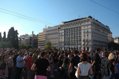 Yunanistan 'ın başkenti Atina' da 24 Ağustos 2020 'de meydana gelen koronavirüs hastalığının (COVID-19) yayılmasına yönelik kısıtlayıcı tedbirlere karşı, gece kulüpleri ve barlardaki mal sahibi ve işçilerin protestosu.