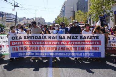 Yüz maskesi takan öğretmenler, 25 Ağustos 2020 'de Yunanistan' ın Atina kentinde yapılacak yeni öğrenim yılı öncesinde okulların güvenli bir şekilde açılması yönünde tedbirler alınmasını talep eden bir protestoya katıldılar..