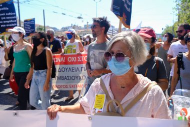 Yüz maskesi takan öğretmenler, 25 Ağustos 2020 'de Yunanistan' ın Atina kentinde yapılacak yeni öğrenim yılı öncesinde okulların güvenli bir şekilde açılması yönünde tedbirler alınmasını talep eden bir protestoya katıldılar..