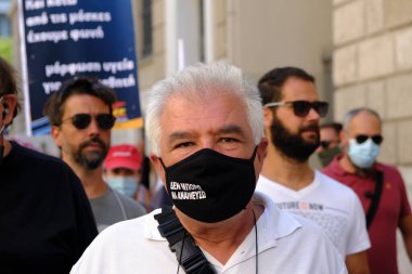 Yüz maskesi takan öğretmenler, 25 Ağustos 2020 'de Yunanistan' ın Atina kentinde yapılacak yeni öğrenim yılı öncesinde okulların güvenli bir şekilde açılması yönünde tedbirler alınmasını talep eden bir protestoya katıldılar..