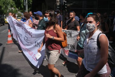 Yüz maskesi takan öğretmenler, 25 Ağustos 2020 'de Yunanistan' ın Atina kentinde yapılacak yeni öğrenim yılı öncesinde okulların güvenli bir şekilde açılması yönünde tedbirler alınmasını talep eden bir protestoya katıldılar..