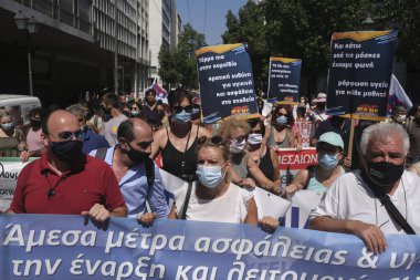 Yüz maskesi takan öğretmenler, 25 Ağustos 2020 'de Yunanistan' ın Atina kentinde yapılacak yeni öğrenim yılı öncesinde okulların güvenli bir şekilde açılması yönünde tedbirler alınmasını talep eden bir protestoya katıldılar..
