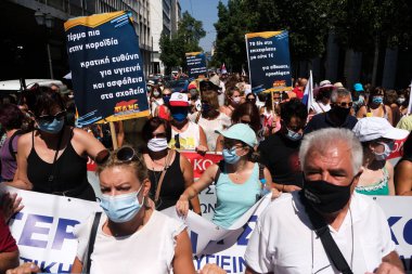 Yüz maskesi takan öğretmenler, 25 Ağustos 2020 'de Yunanistan' ın Atina kentinde yapılacak yeni öğrenim yılı öncesinde okulların güvenli bir şekilde açılması yönünde tedbirler alınmasını talep eden bir protestoya katıldılar..
