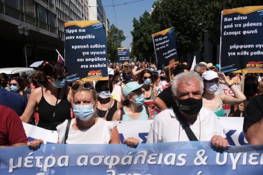 Yüz maskesi takan öğretmenler, 25 Ağustos 2020 'de Yunanistan' ın Atina kentinde yapılacak yeni öğrenim yılı öncesinde okulların güvenli bir şekilde açılması yönünde tedbirler alınmasını talep eden bir protestoya katıldılar..