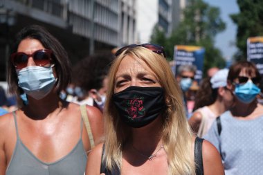 Yüz maskesi takan öğretmenler, 25 Ağustos 2020 'de Yunanistan' ın Atina kentinde yapılacak yeni öğrenim yılı öncesinde okulların güvenli bir şekilde açılması yönünde tedbirler alınmasını talep eden bir protestoya katıldılar..