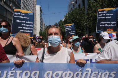 Yüz maskesi takan öğretmenler, 25 Ağustos 2020 'de Yunanistan' ın Atina kentinde yapılacak yeni öğrenim yılı öncesinde okulların güvenli bir şekilde açılması yönünde tedbirler alınmasını talep eden bir protestoya katıldılar..