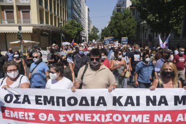 Yüz maskesi takan öğretmenler, 25 Ağustos 2020 'de Yunanistan' ın Atina kentinde yapılacak yeni öğrenim yılı öncesinde okulların güvenli bir şekilde açılması yönünde tedbirler alınmasını talep eden bir protestoya katıldılar..