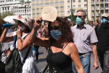 Yüz maskesi takan öğretmenler, 25 Ağustos 2020 'de Yunanistan' ın Atina kentinde yapılacak yeni öğrenim yılı öncesinde okulların güvenli bir şekilde açılması yönünde tedbirler alınmasını talep eden bir protestoya katıldılar..