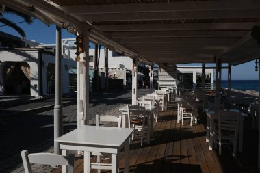 Yunanistan 'ın Santorini adasındaki Coronavirus salgınının (COVID-19) ardından 12 Ağustos 2020 tarihinde Kamari köyündeki boş bir restoran.