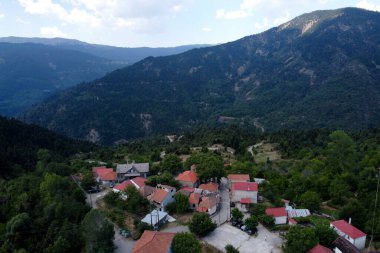 Lefka ya da Paloukova köyünün havadan görünüşü, Yunanistan 'da 1 Ağustos 2020' de köknar ağaçlarından oluşan bir orman arasında, güzel bir doğal ortamda inşa edilmiş bir köydür.