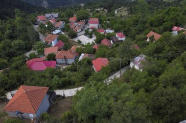 Lefka ya da Paloukova köyünün havadan görünüşü, Yunanistan 'da 1 Ağustos 2020' de köknar ağaçlarından oluşan bir orman arasında, güzel bir doğal ortamda inşa edilmiş bir köydür.
