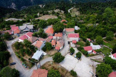 Lefka ya da Paloukova köyünün havadan görünüşü, Yunanistan 'da 1 Ağustos 2020' de köknar ağaçlarından oluşan bir orman arasında, güzel bir doğal ortamda inşa edilmiş bir köydür.