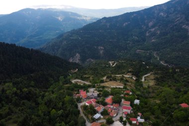 Lefka ya da Paloukova köyünün havadan görünüşü, Yunanistan 'da 1 Ağustos 2020' de köknar ağaçlarından oluşan bir orman arasında, güzel bir doğal ortamda inşa edilmiş bir köydür.