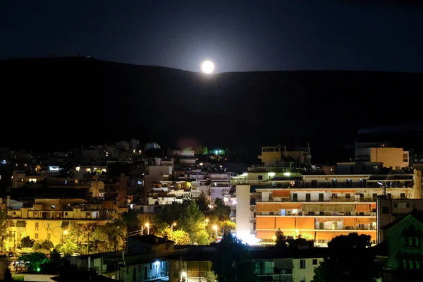 Yunanistan 'ın Atina kentindeki Ymittos dağının arkasında 3 Ağustos 2020' de dolunay yükseldi.