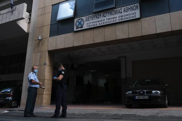 Polizisten Tragen Mundschutz Patrouillieren August 2020 Vor Der Polizeiwache Omonia — Stockfoto