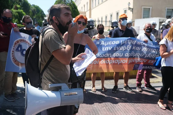 Yüz maskesi takan öğretmenler, 25 Ağustos 2020 'de Yunanistan' ın Atina kentinde yapılacak yeni öğrenim yılı öncesinde okulların güvenli bir şekilde açılması yönünde tedbirler alınmasını talep eden bir protestoya katıldılar..