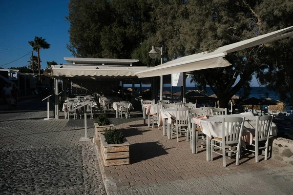 2020年8月12日 ギリシャのサントリーニ島でコロナウイルス病 Covid が発生した後 カマリ村の空のレストラン — ストック写真