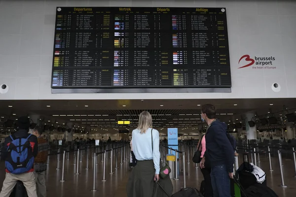 Passagerare Bär Ansiktsmasker För Att Skydda Mot Spridningen Coronavirus Titta — Stockfoto