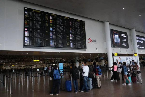 Passagerare Bär Ansiktsmasker För Att Skydda Mot Spridningen Coronavirus Titta — Stockfoto