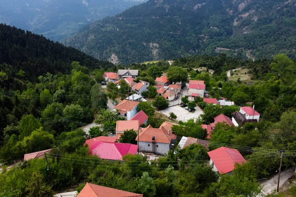 Lefka ya da Paloukova köyünün havadan görünüşü, Yunanistan 'da 1 Ağustos 2020' de köknar ağaçlarından oluşan bir orman arasında, güzel bir doğal ortamda inşa edilmiş bir köydür.