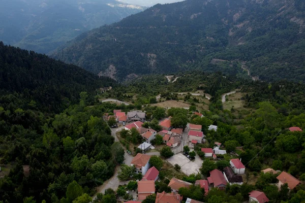 Lefka ya da Paloukova köyünün havadan görünüşü, Yunanistan 'da 1 Ağustos 2020' de köknar ağaçlarından oluşan bir orman arasında, güzel bir doğal ortamda inşa edilmiş bir köydür.