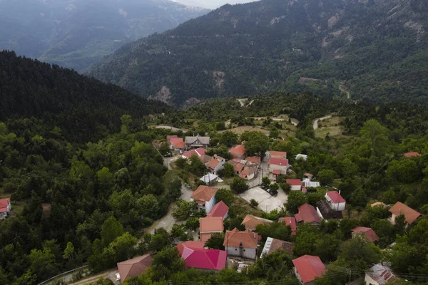 Lefka ya da Paloukova köyünün havadan görünüşü, Yunanistan 'da 1 Ağustos 2020' de köknar ağaçlarından oluşan bir orman arasında, güzel bir doğal ortamda inşa edilmiş bir köydür.