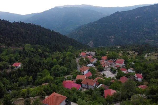 Lefka ya da Paloukova köyünün havadan görünüşü, Yunanistan 'da 1 Ağustos 2020' de köknar ağaçlarından oluşan bir orman arasında, güzel bir doğal ortamda inşa edilmiş bir köydür.